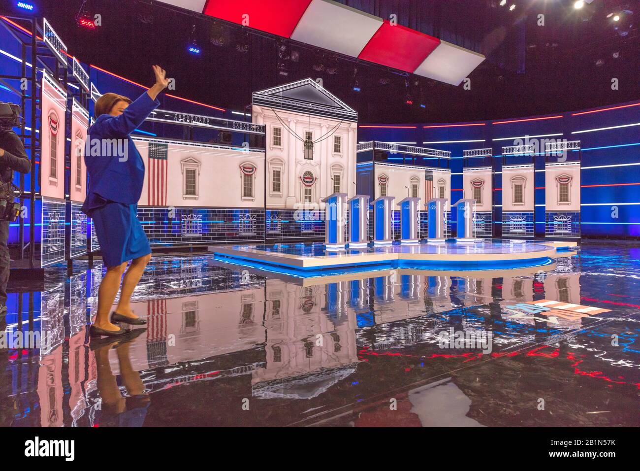 19. Februar 2020, LAS VEGAS NEVADA, USA - Präsidentschaftskandidaten der Demokraten bei der Debatte um NBC - (L bis R) - Bürgermeister Mike Bloomberg. Senatorin Elizabeth Warren, Senatorin Bernie Sanders, VP Joe Biden, Bürgermeisterin Pete Buddigieg, Senatorin Amy Klobuchar Stockfoto