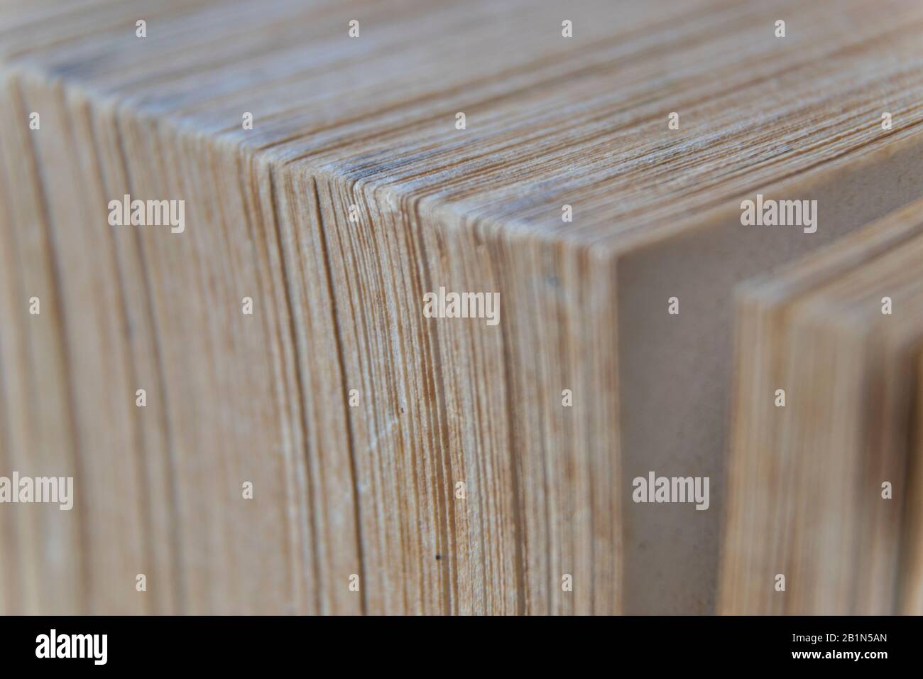 Makrobild gelber Bilder von altem Buch mit vielen Seiten Stockfoto