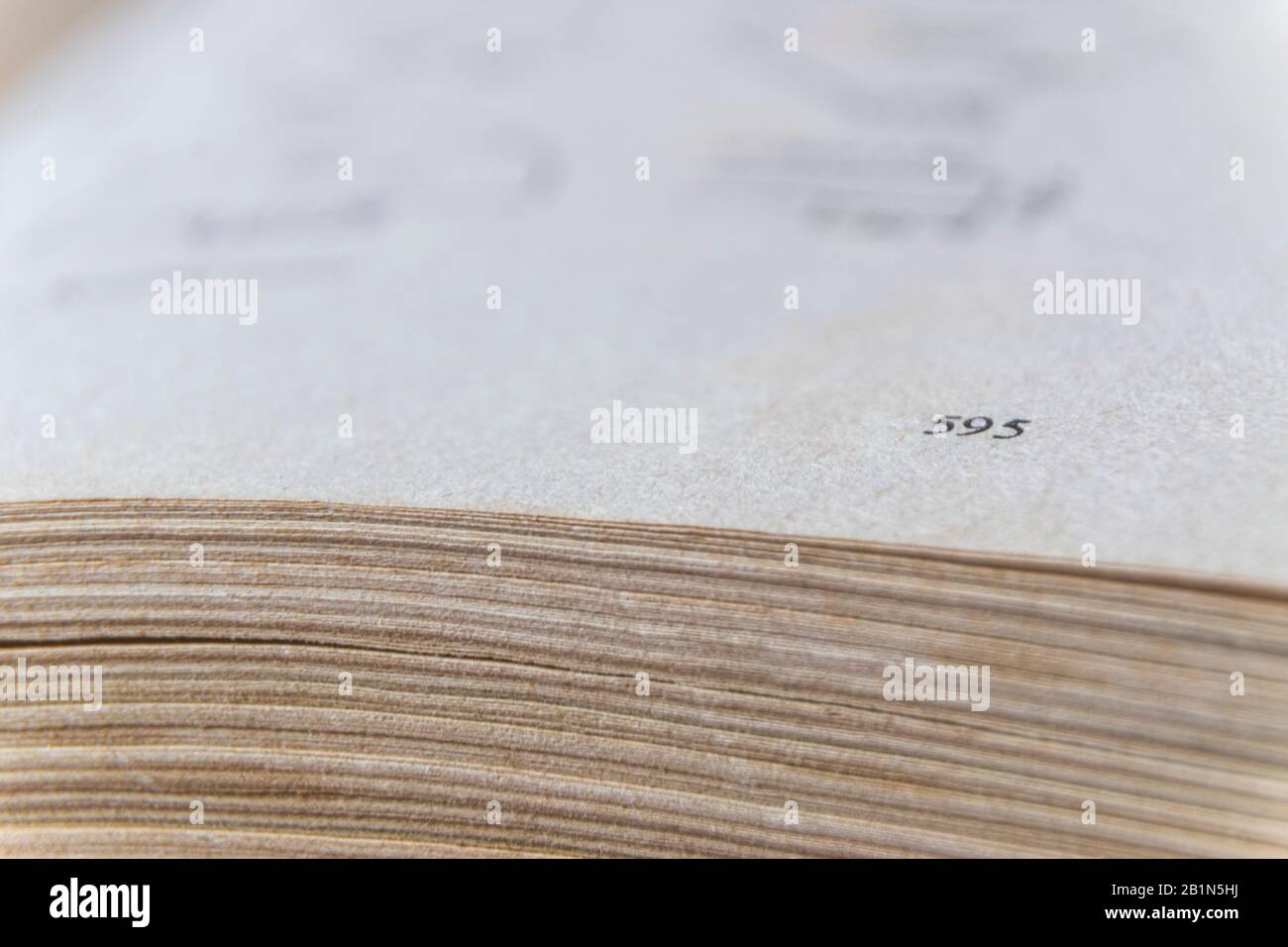 Makrobild gelber Bilder alter, großer Bücher auf Seite 595 Stockfoto