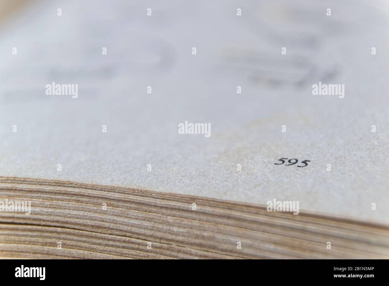 Makrobild gelber Bilder alter, großer Bücher auf Seite 595 Stockfoto