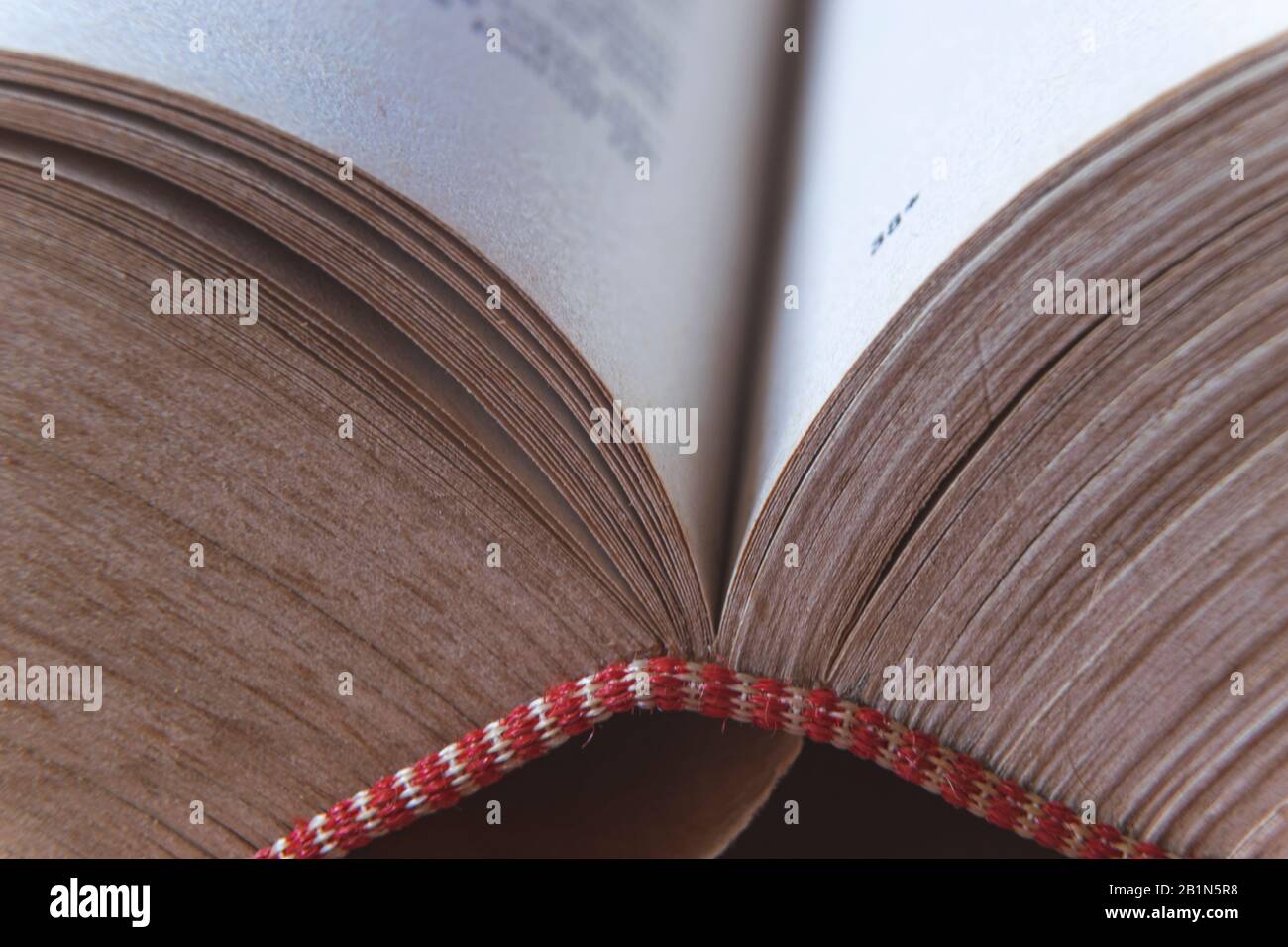 Makrobild gelber Bilder von altem Buch mit vielen Seiten Stockfoto