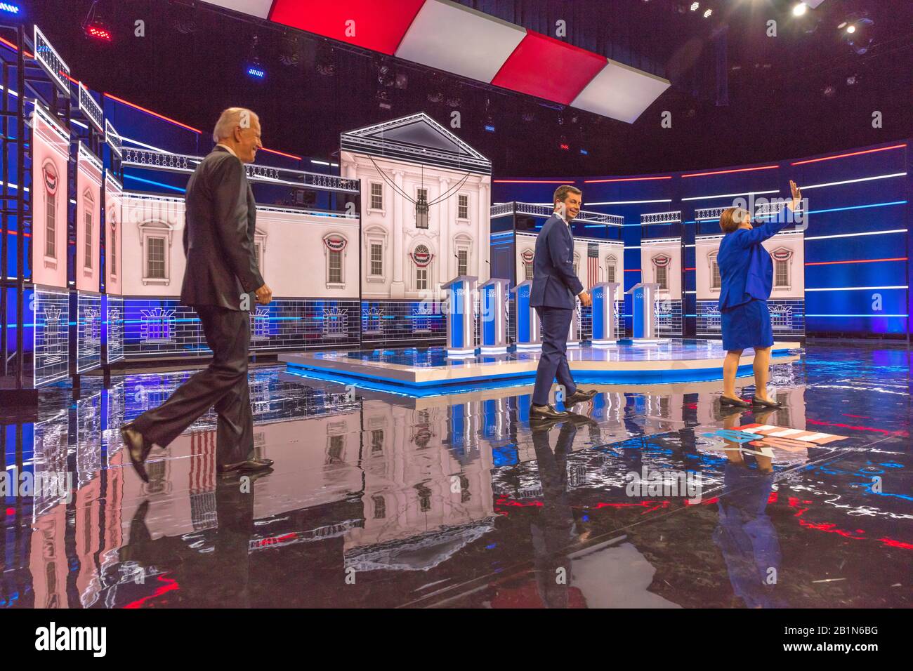 19. Februar 2020, LAS VEGAS NEVADA, USA - Präsidentschaftskandidaten der Demokraten bei der Debatte um NBC - (L bis R) - Bürgermeister Mike Bloomberg. Senatorin Elizabeth Warren, Senatorin Bernie Sanders, VP Joe Biden, Bürgermeisterin Pete Buddigieg, Senatorin Amy Klobuchar Stockfoto