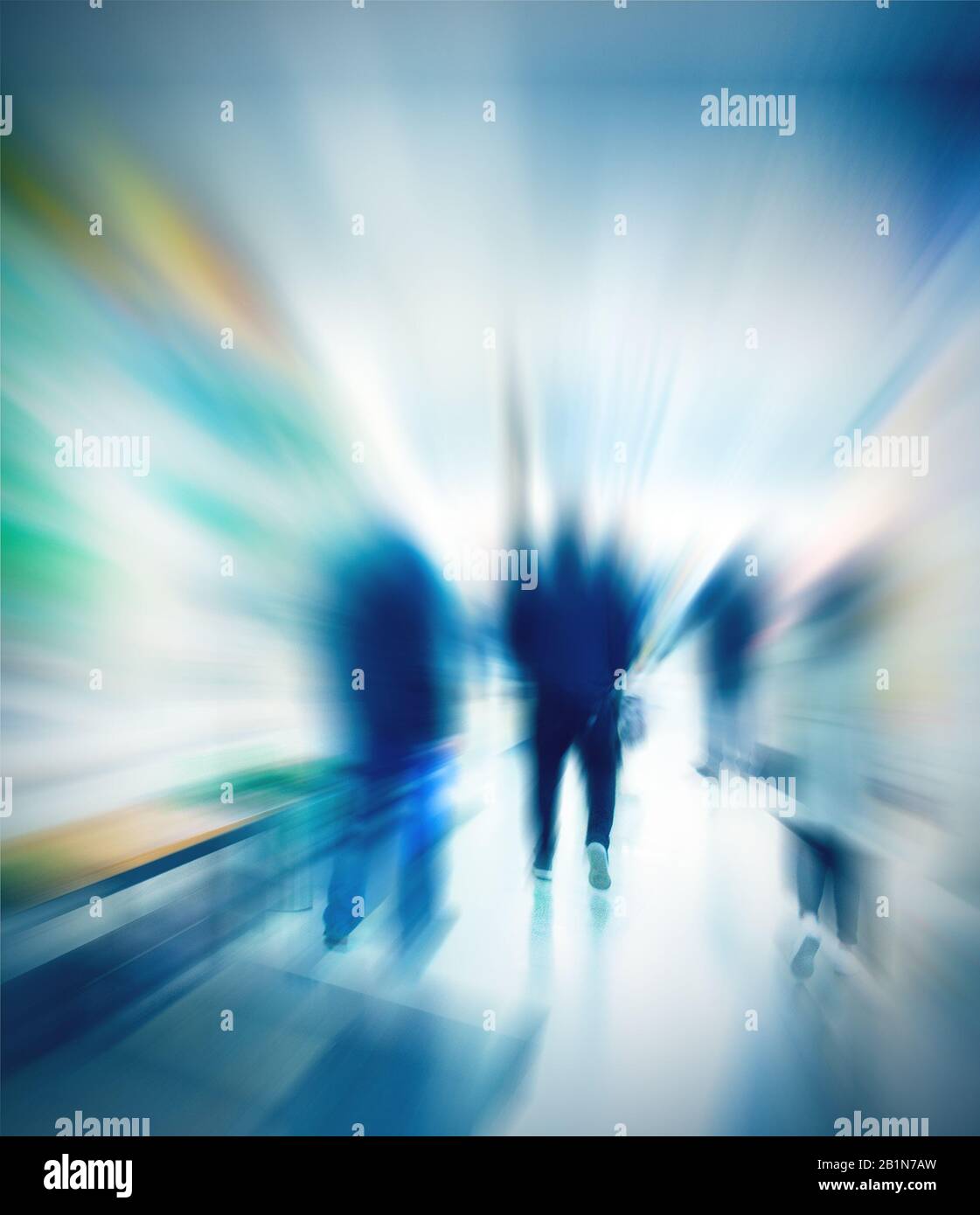 Menschen in abstrakten verschwommenen Gehungen Stockfoto