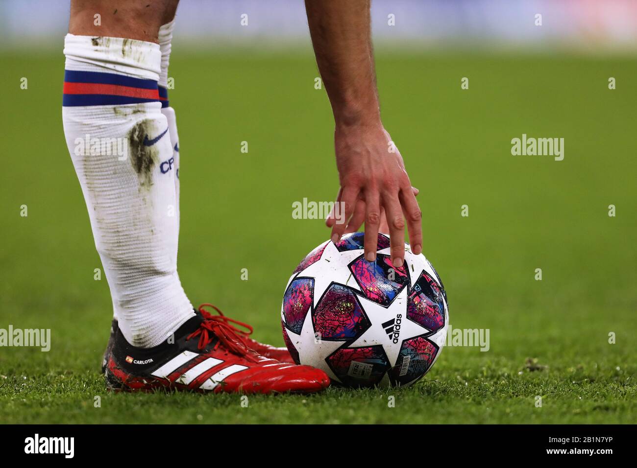 Istanbul 20 offizieller Adidas-Spielball wird von Cesar Azpilicueta von Chelsea - Chelsea gegen Bayern München, UEFA Champions League - Runde der 16. Hinspiele, Stamford Bridge, London, Großbritannien - 25. Februar 2020 platziert Stockfoto