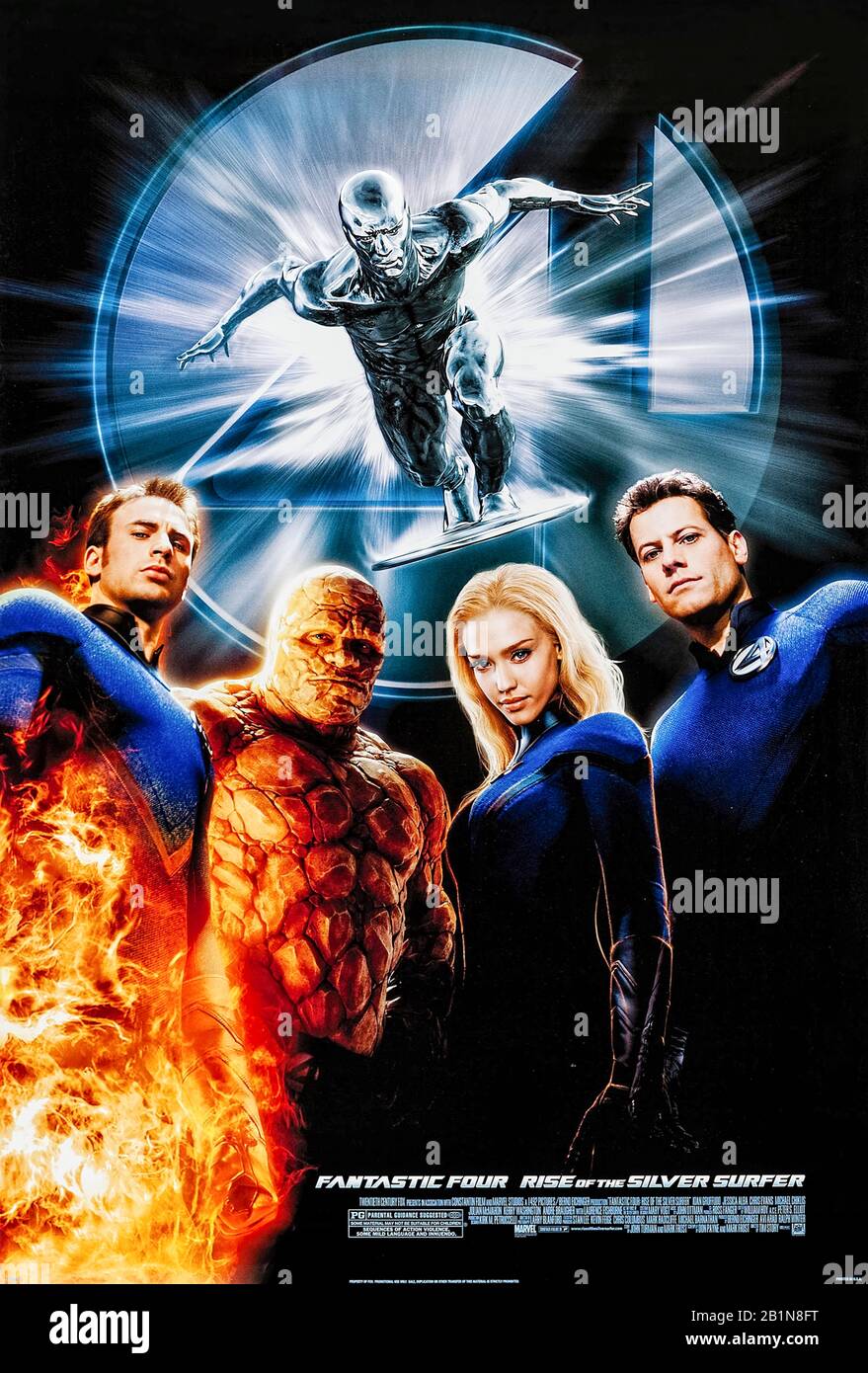 Fantastischer 4: Rise of the Silver Surfer (2007) unter der Regie von Tim Story und mit Ioan Gruffudd, Michael Chiklis, Chris Evans, Julian McMahon und Jessica Alba in den Hauptrollen. Der mächtige Silver Surfer hilft den Fantastischen Vier gegen die kosmische Einheit Galactus, die ganze Planeten verbraucht. Stockfoto