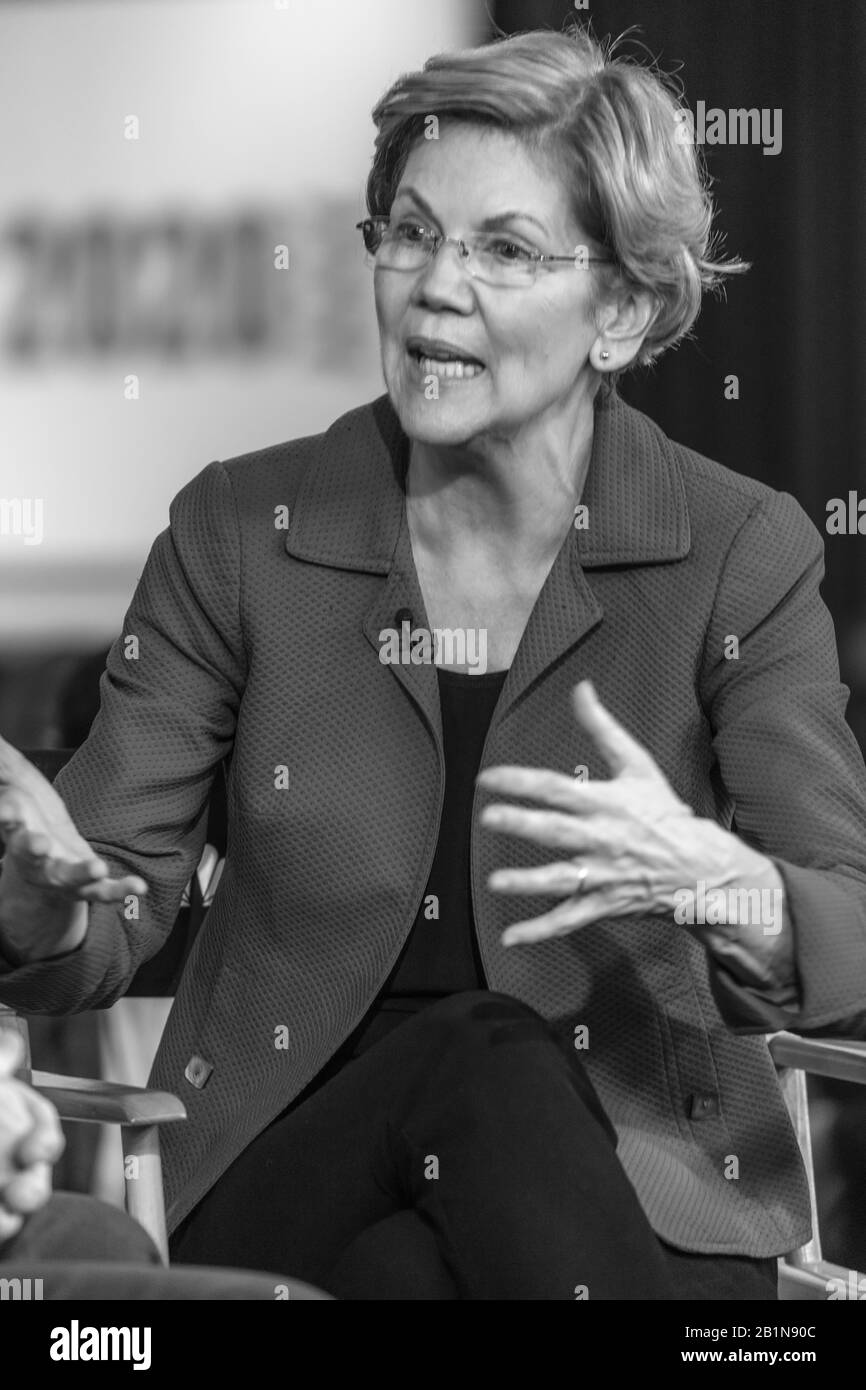 Februar 2020, LAS VEGAS, NEVADA - USA - Chris Matthews von MSNBC interviewt die demokratische Präsidentschaftskandidatin Elizabeth Warren bei der Präsidentschaftsdebatte Stockfoto