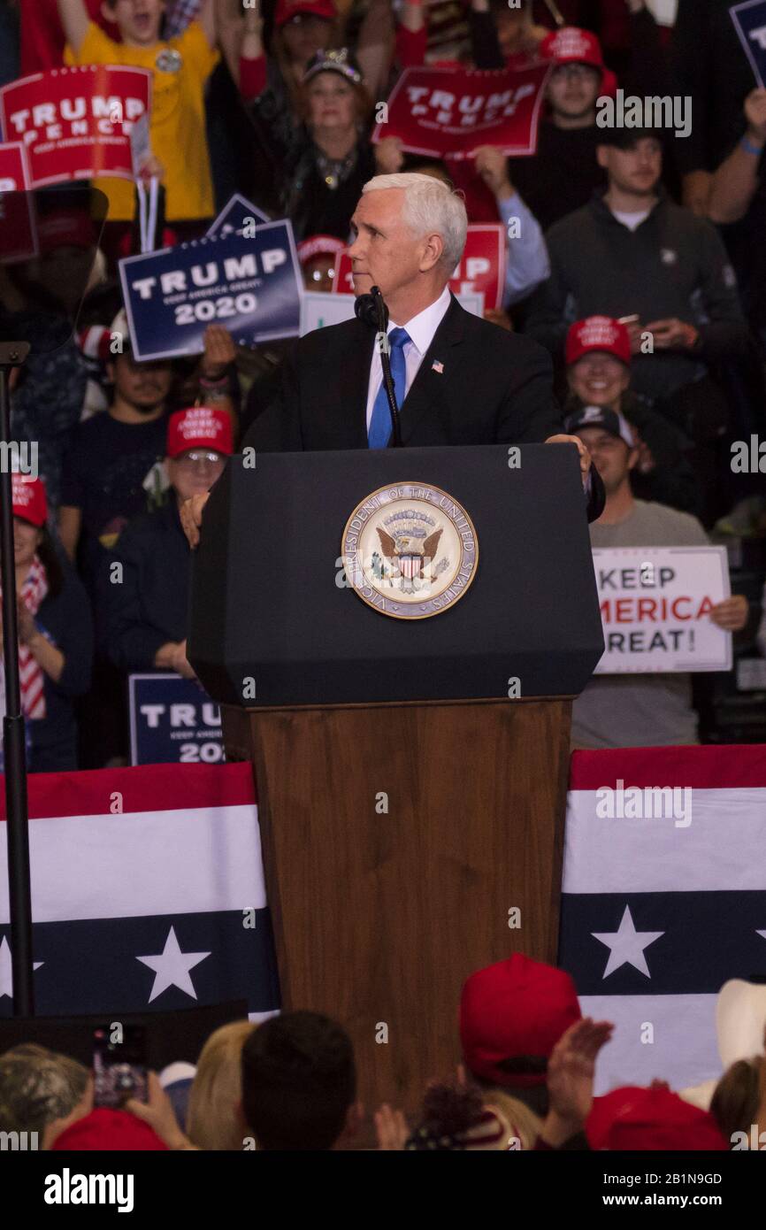 21. Februar 2020, LAS VEGAS CONVENTION CENTER, LAS VEGAS, NEVADA USA - Vizepräsident Mike Pence spricht bei der President Trump Re - Election Rally - HALTEN SIE AMERIKA GROSSARTIG Stockfoto
