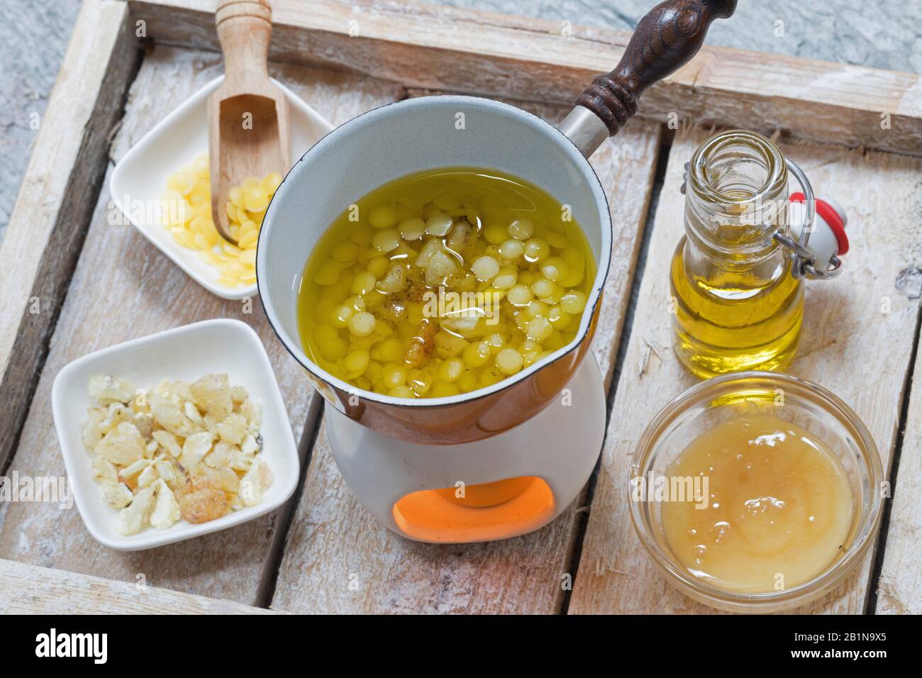 Herstellung einer Lippencreme aus Fichtenharz, Olivenöl, Bienenwachs und Honig, Deutschland Stockfoto