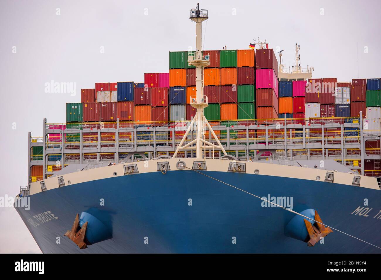 Containerschiff auf der Elbe, Deutschland, Hamburg Stockfoto