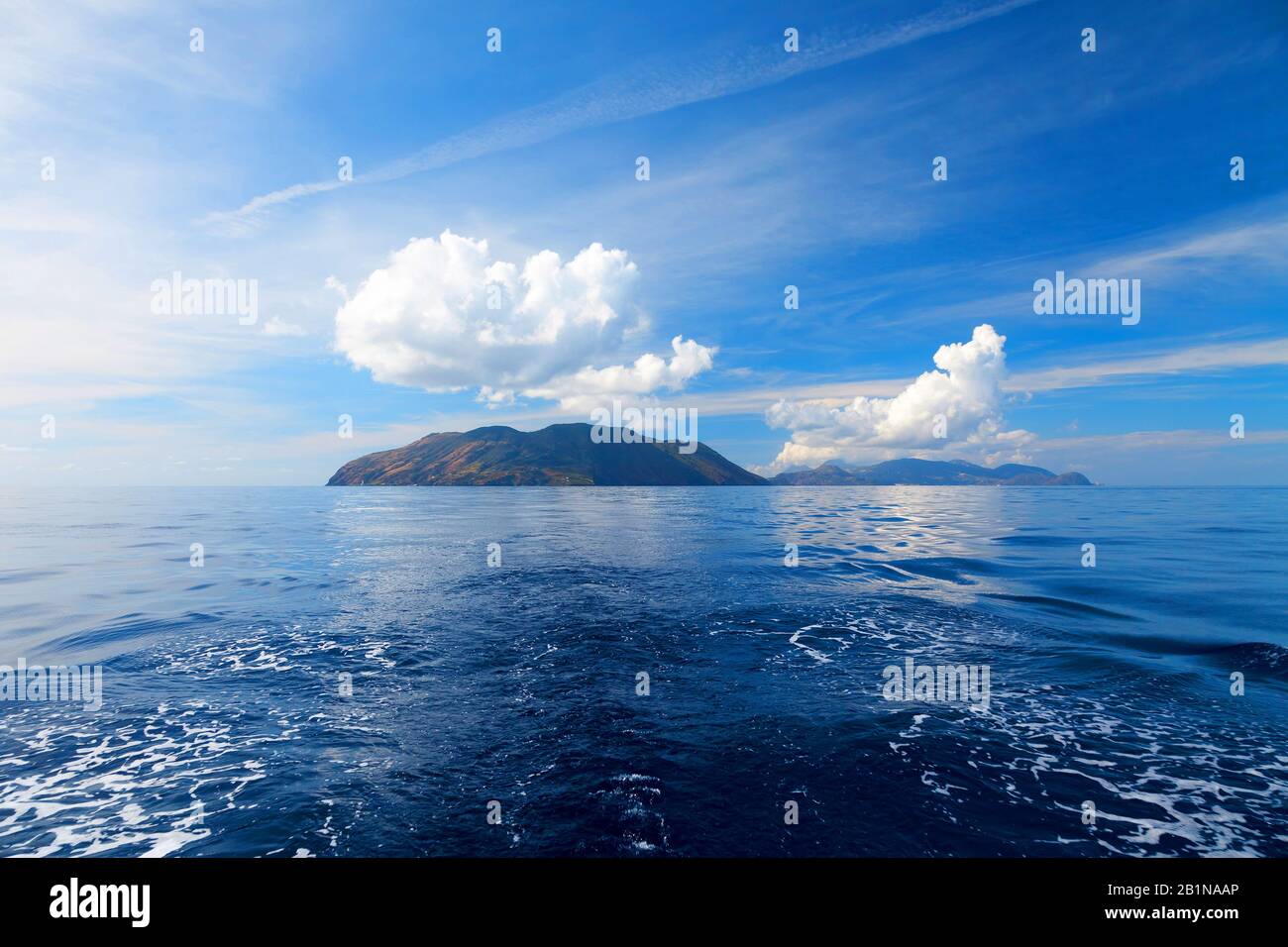 Blick von einem Boot auf die Äolischen Inseln, Italien, Liparische Inseln Stockfoto