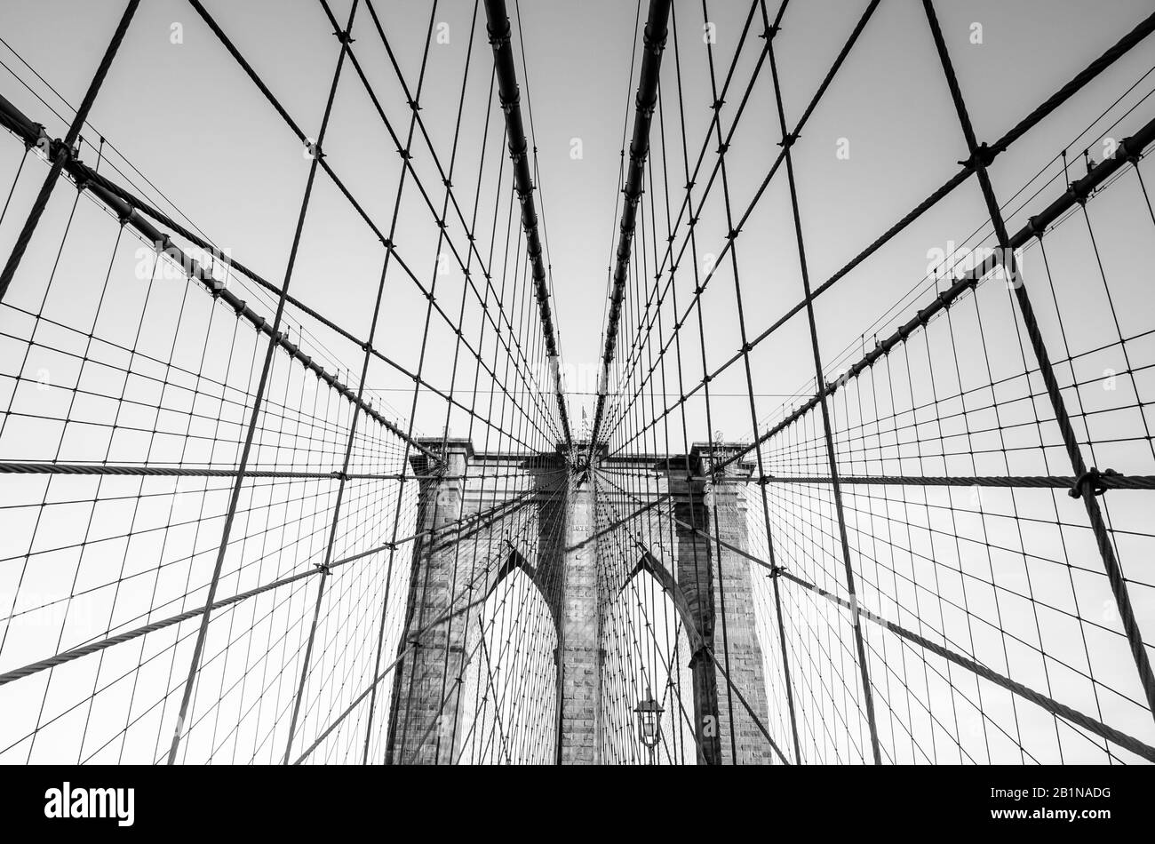 Das Netz der Kabel der Brooklyn Bridge in Schwarzweiß, New York, USA Stockfoto