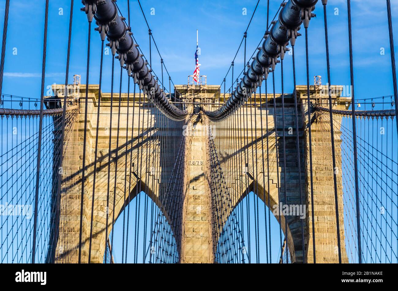 Das Netz der Kabel von Brooklyn Bridge, New York, USA Stockfoto