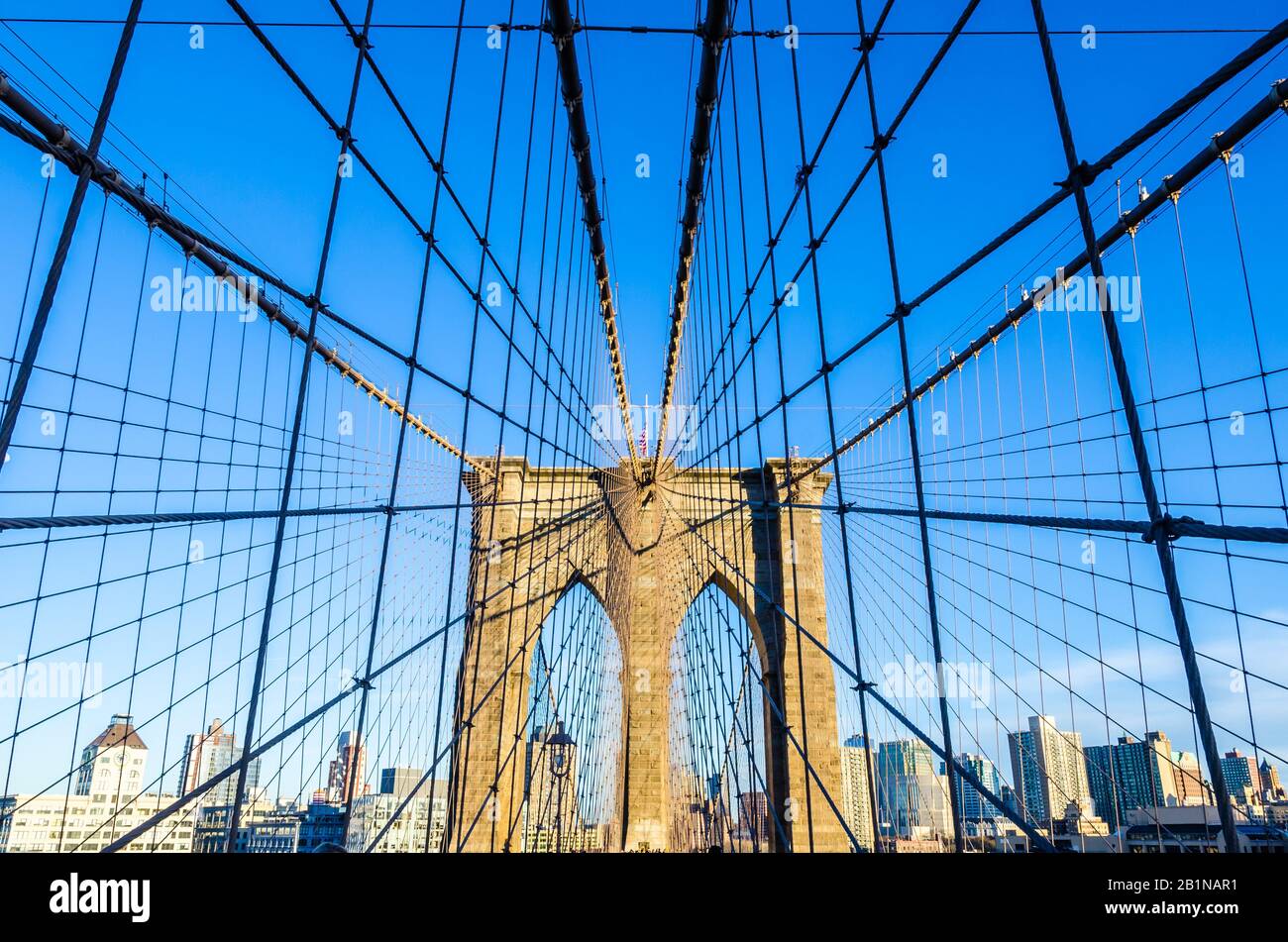 Niedriger Blickwinkel auf das Kabelnetz der Brooklyn Bridge, New York, USA Stockfoto