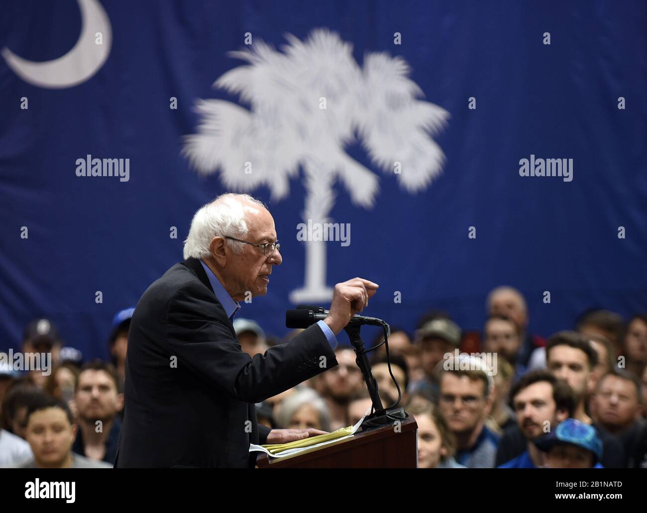Der demokratische Präsidentschaftskandidat Senator Bernie Sanders spricht seine Anhänger bei einer Wahlkampfveranstaltung im Charleston Area Convention Center an. Die demokratische Vorwahl in South Carolina findet in drei Tagen statt. Stockfoto