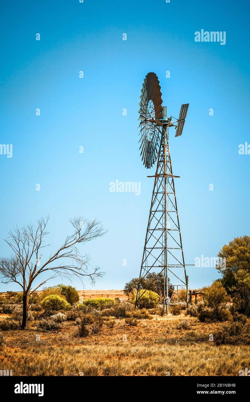 Windmühle im Outback, Australien Stockfoto