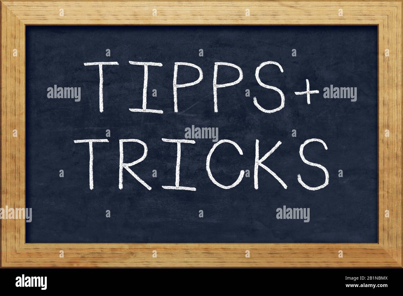 Schwarze Blackboard-Schrift TIPPS + TRICKS (Tipps & Tricks) Stockfoto