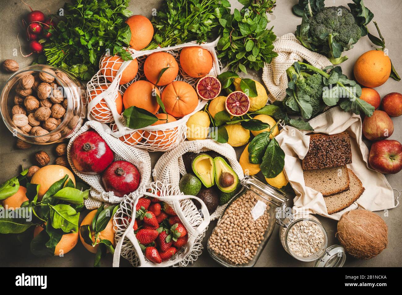 Sortiment veganer, vegetarischer, ausgewogener Diät-Speisen über grauem Hintergrund Stockfoto