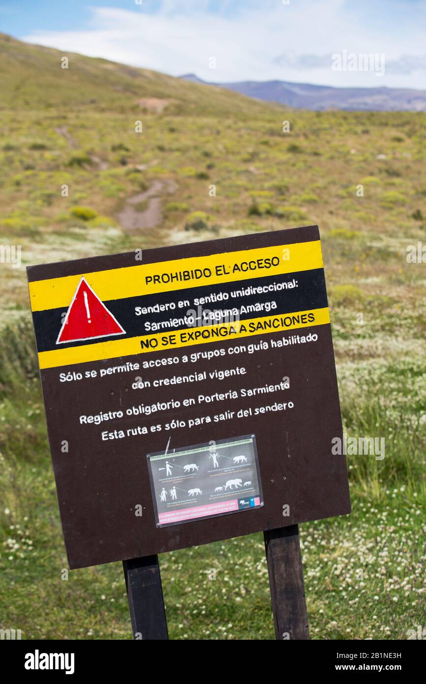 Ein Warnschild über Puma im Nationalpark Torres del Paine, Patagonien, Chile. Stockfoto