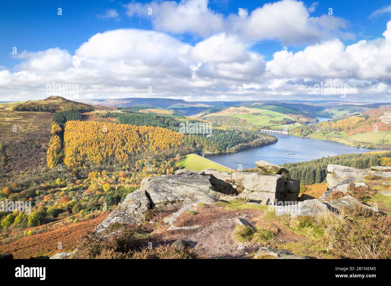 Blick auf die Landschaft im Herbst von Bamford Edge auf Win Hill (links) rund um den Ladybower Reservoir und die Ashopton Bridge, Peak District, Derbyshire, Großbritannien Stockfoto