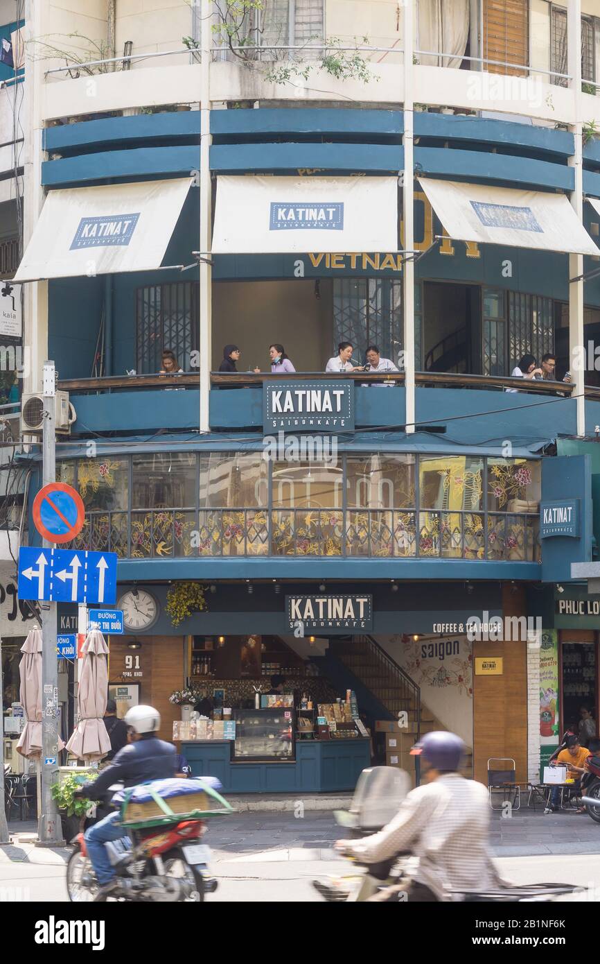 Saigon (Ho-Chi-Minh-Stadt) Katinat-Café - Außenansicht des Cafés Katinat Saigon mit Balkon in der Dong-Khoi-Straße in Saigon, Vietnam, Südost-Asien. Stockfoto