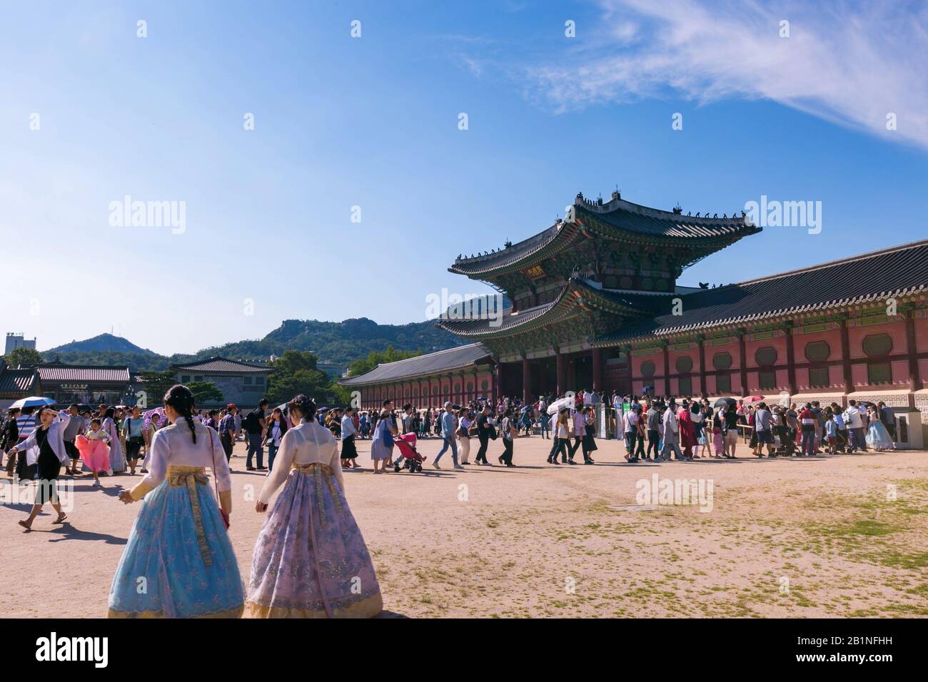 Seoul - 13. September 2019: Gyeongbokgung Palast mit vielen Menschen und koreanischen Mädchen im Traditionellen koreanischen Kostüm oder Hanbok. Stockfoto