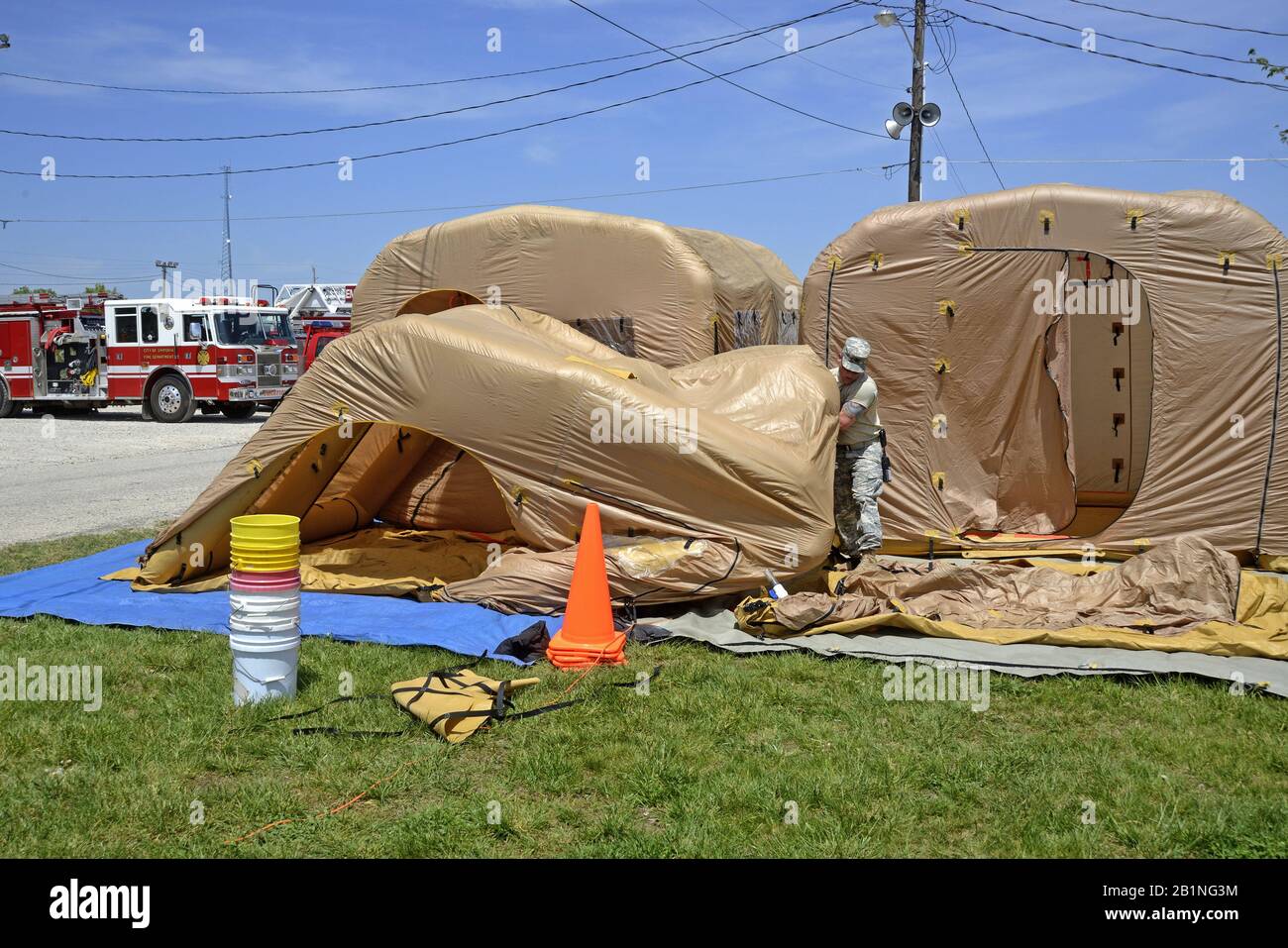 Emporia Kansas, USA, 6. Mai 2014 Mitglieder der 73rd CST (WMD) der Kansas-Armee &Air National Guard stellten während einer CBRN-Schulung mit der Emporia Fire Department Dekontaminations-/Isolationszelte auf Stockfoto
