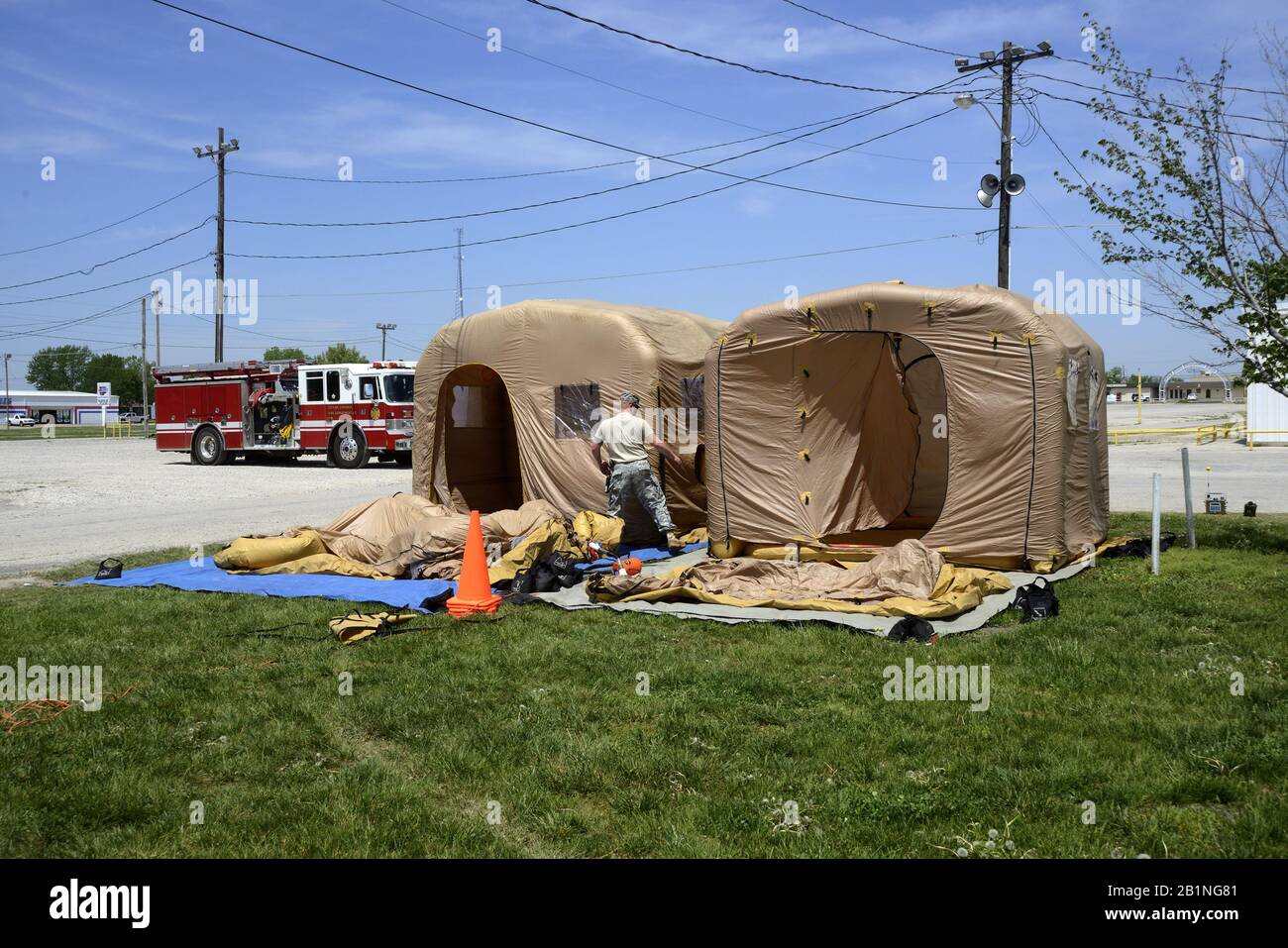Emporia Kansas, USA, 6. Mai 2014 Mitglieder der 73rd CST (WMD) der Kansas-Armee &Air National Guard stellten während einer CBRN-Schulung mit der Emporia Fire Department Dekontaminations-/Isolationszelte auf Stockfoto