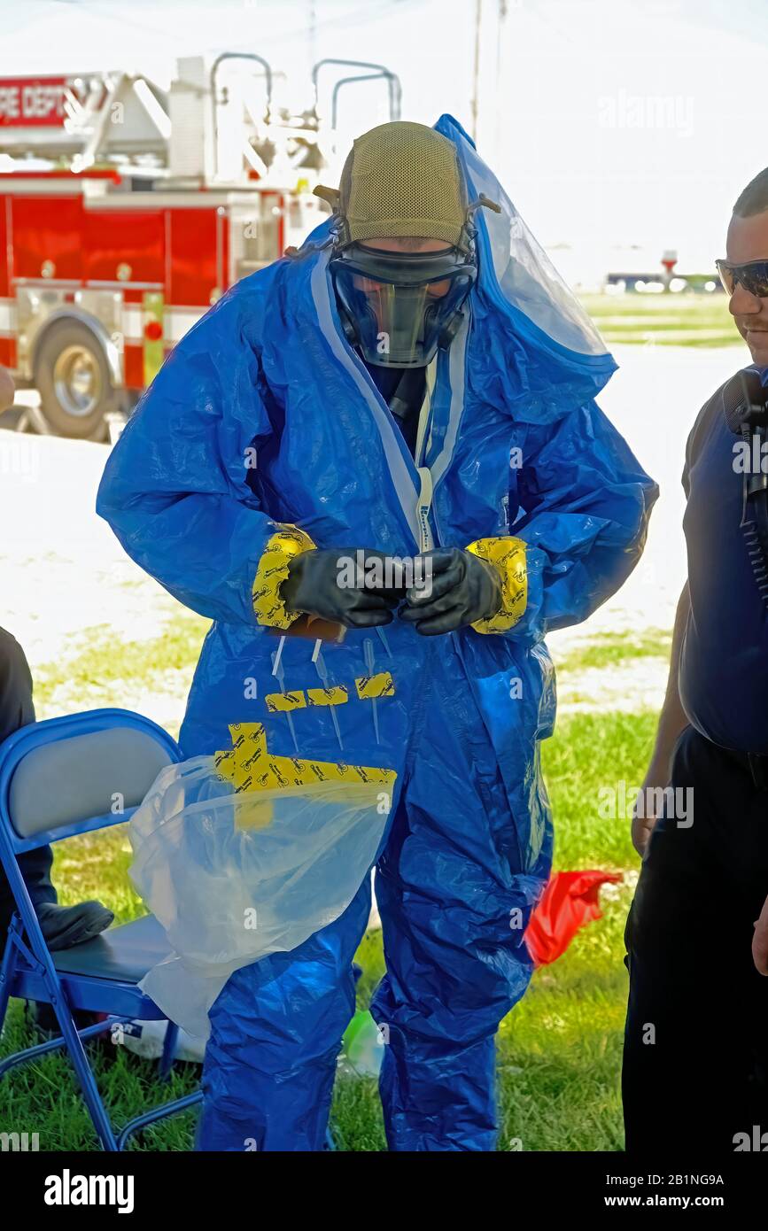 Emporia Kansas, USA, 6. Mai 2014 Mitglieder der Emporia Kansas Fire Department steigen im Rahmen einer CBRN-Bohrmaschine (Chemical, Biological, Radiation, Nuclear) in Schutzanzüge ein. Diese Übung ist Teil der Schulung, die die Abteilung jedes Jahr absolviert. Auch die Nationalgarde von Kansas ist Teil dieser Ausbildung. Stockfoto