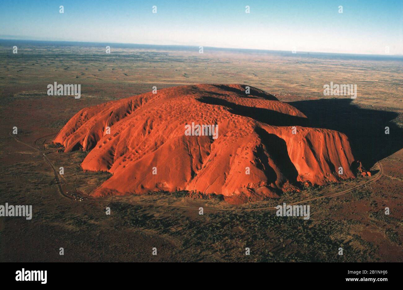 Uluru oder Ayers Rock ist ein massiver Sandsteinmonolith im Herzen des trockenen 'Red Centre' des Northern Territory. Die nächste Stadt ist Alice Spriings Stockfoto