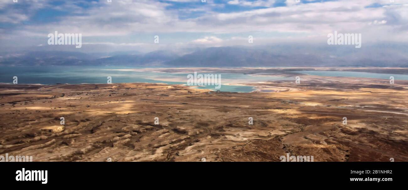 Ein computergroßes Banner zeigt den bunten Blick auf die Wüste und das Tote Meer von der Spitze Masadas in Israel. Stockfoto