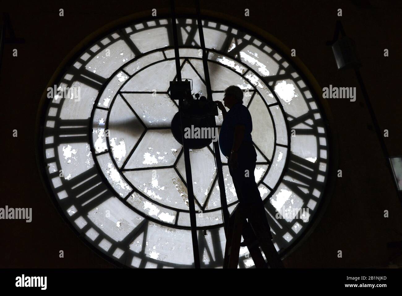 SÃ£O Paulo, SÃ£o Paulo, Brasilien. Februar 2020. SÃ£o Paulo (SP), 26/02/2020 - tägliches Leben in Sao Paulo - Ein Mitarbeiter steigt eine Leiter, um eine riesige Uhr zu überprüfen, am 26. Februar 2020 in der Station JÃºlio Prestes in SÃ£o Paulo. Kredit: CRIS Faga/ZUMA Wire/Alamy Live News Stockfoto