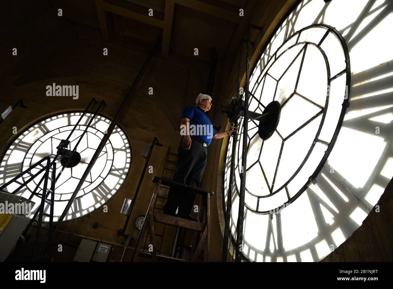 SÃ£O Paulo, SÃ£o Paulo, Brasilien. Februar 2020. SÃ£o Paulo (SP), 26/02/2020 - tägliches Leben in Sao Paulo - Ein Mitarbeiter steigt eine Leiter, um eine riesige Uhr zu überprüfen, am 26. Februar 2020 in der Station JÃºlio Prestes in SÃ£o Paulo. Kredit: CRIS Faga/ZUMA Wire/Alamy Live News Stockfoto