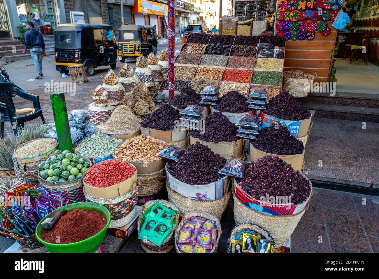 Getrocknete Kräuter und Gewürze zum Verkauf auf dem lokalen Markt in Assuan, Ägypten Stockfoto