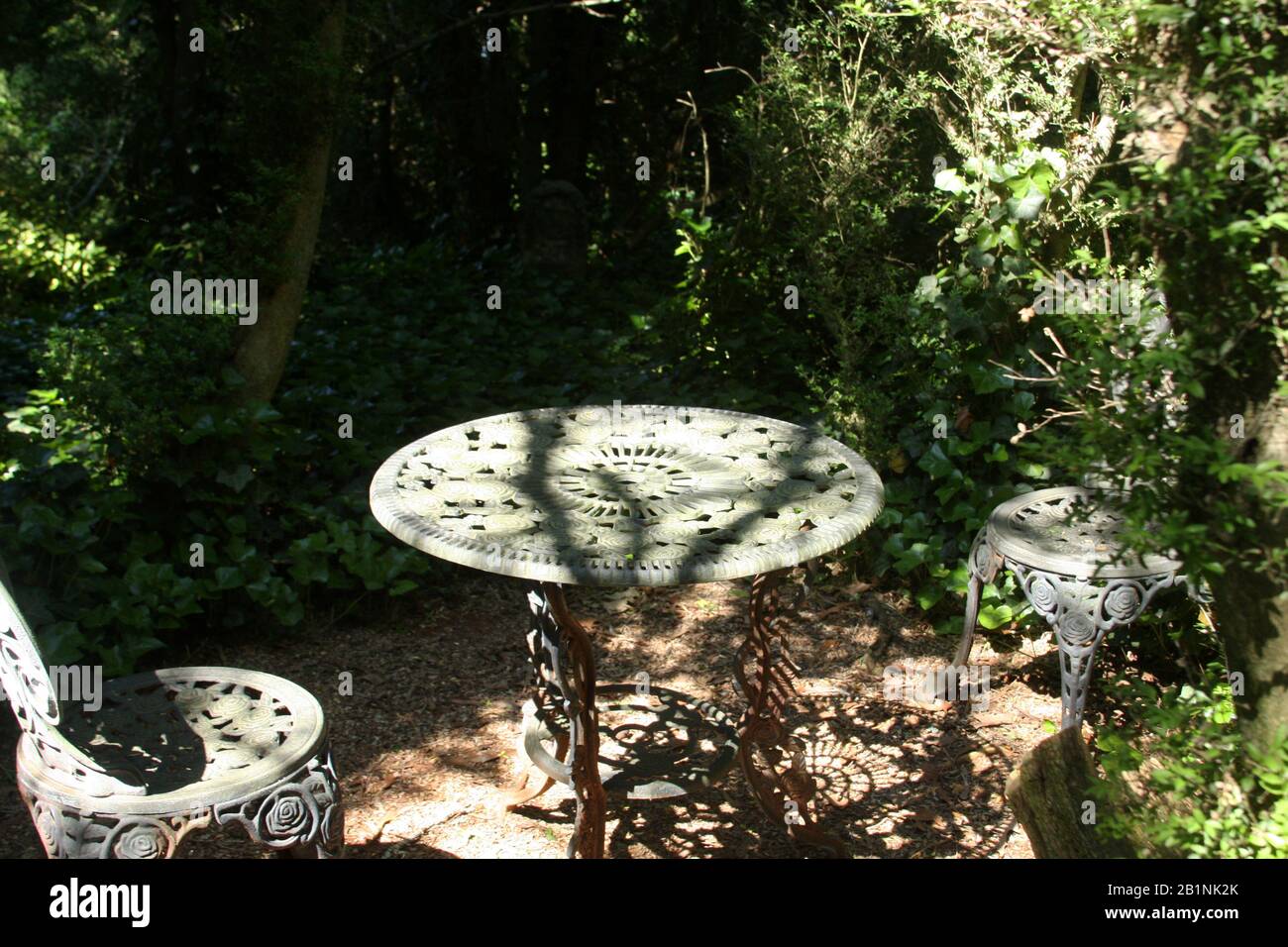 Couchtisch auf kleiner Terrasse mit natürlicher Umgebung. Abgeschiedener, ruhiger Hinterhof. Stockfoto