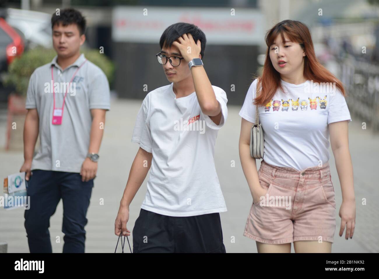 Wuhan: Chinesische Jugendliche an der Ausfahrt der U-Bahn-Station Chuhe Hanije, Straße Zhong bei Lu. China Stockfoto