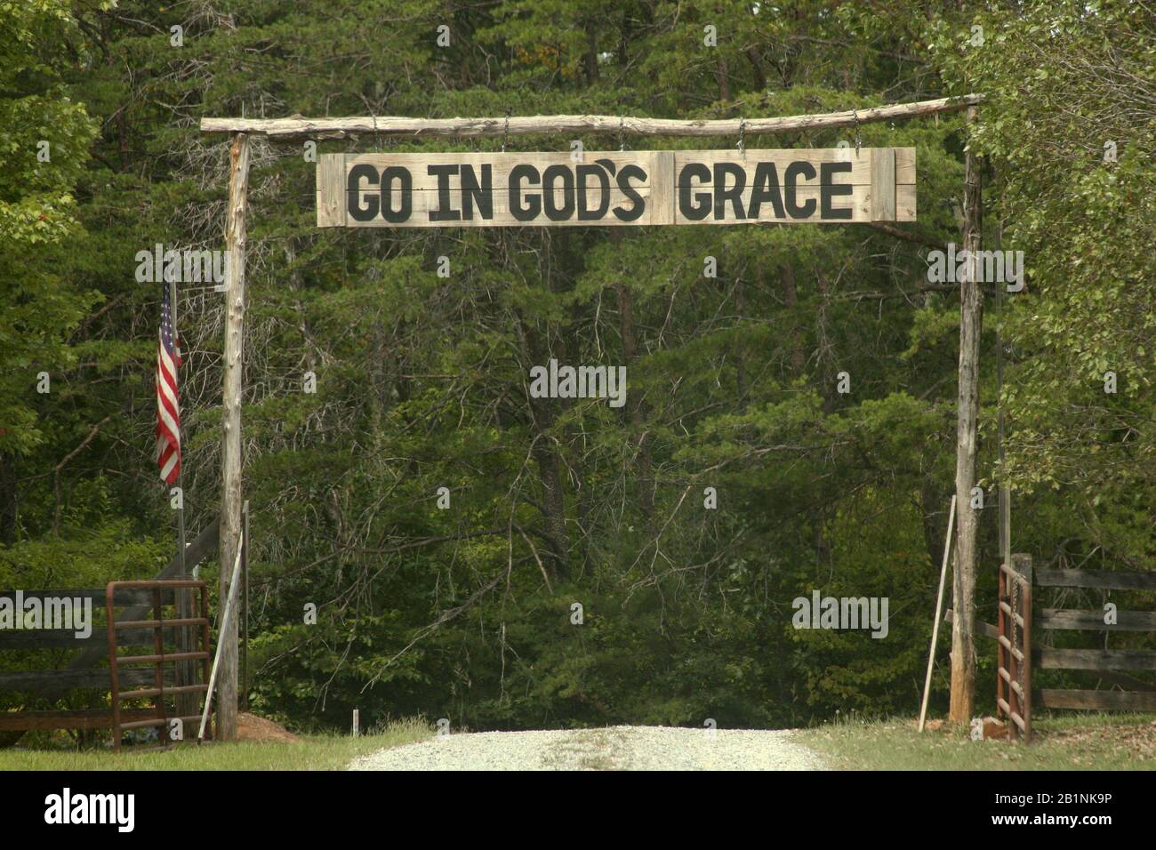 Christliche Botschaft auf einfachem Holzbrett am Tor der Farm in Virginia, USA Stockfoto