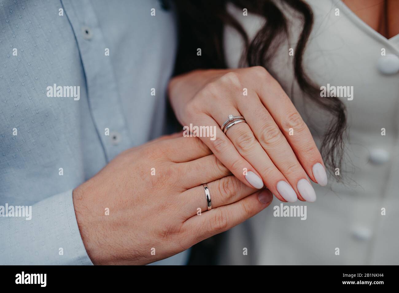 Hand auf die Hand der Frau und des Bräutigams, Engagement glatte weiße  goldene Ringe auf die Finger, auf den Finger der Frau ein Verlobungsring  Stockfotografie - Alamy