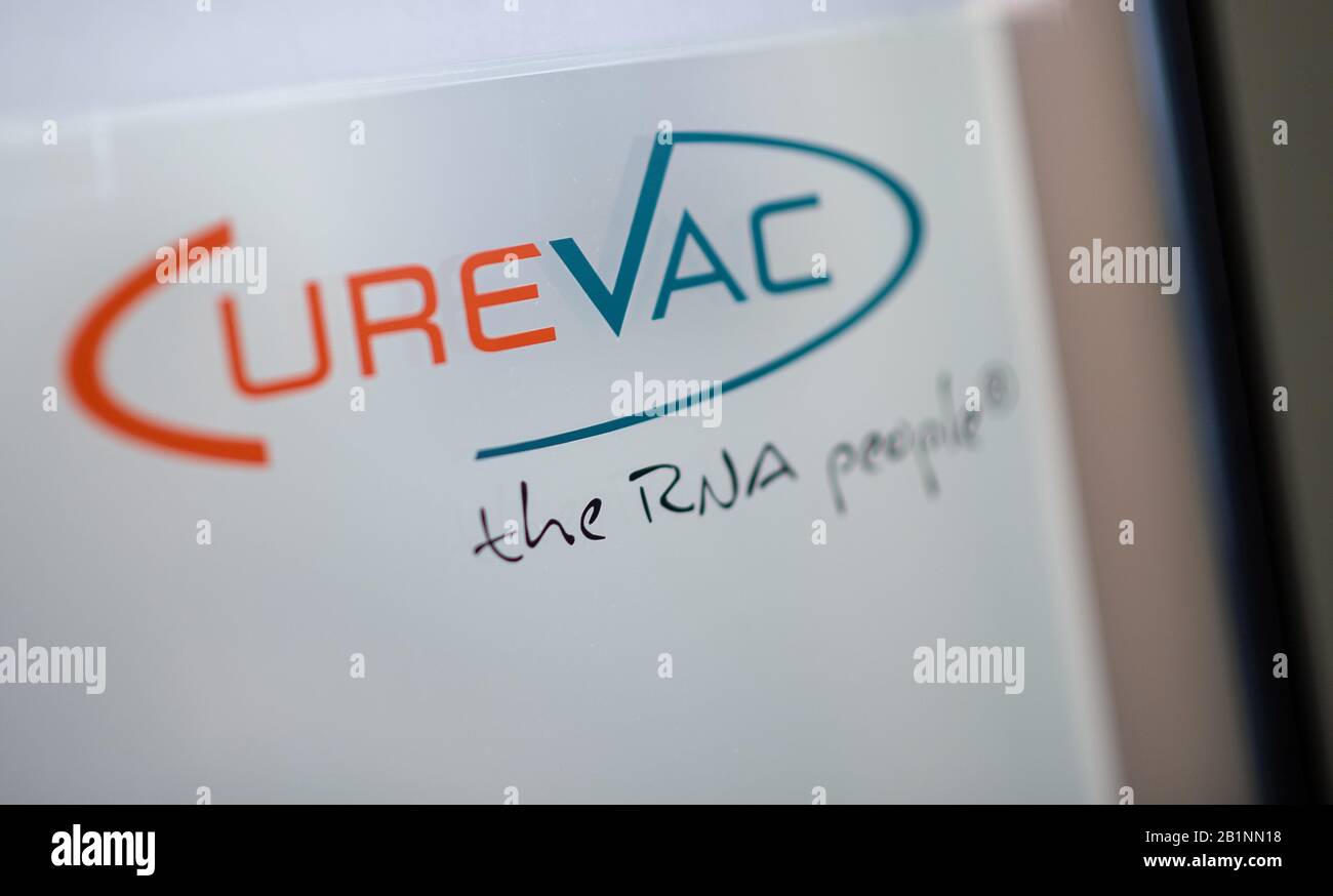 24. Februar 2020, Baden-Württemberg, Tübingen: Das Logo der biopharmaceutischen Firma Curevac hat auf einer Scheibe neben dem Eingang den Slogan "die RNA-Leute". (Zur dpa: "Tübinger Unternehmen bastelt mit dem Profil des Feindes") Foto: Sebastian Gollnow / dpa Stockfoto