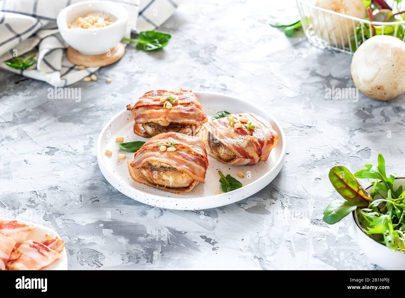 Gebackene Pilze mit Käse und Pinienknüssen Stockfoto