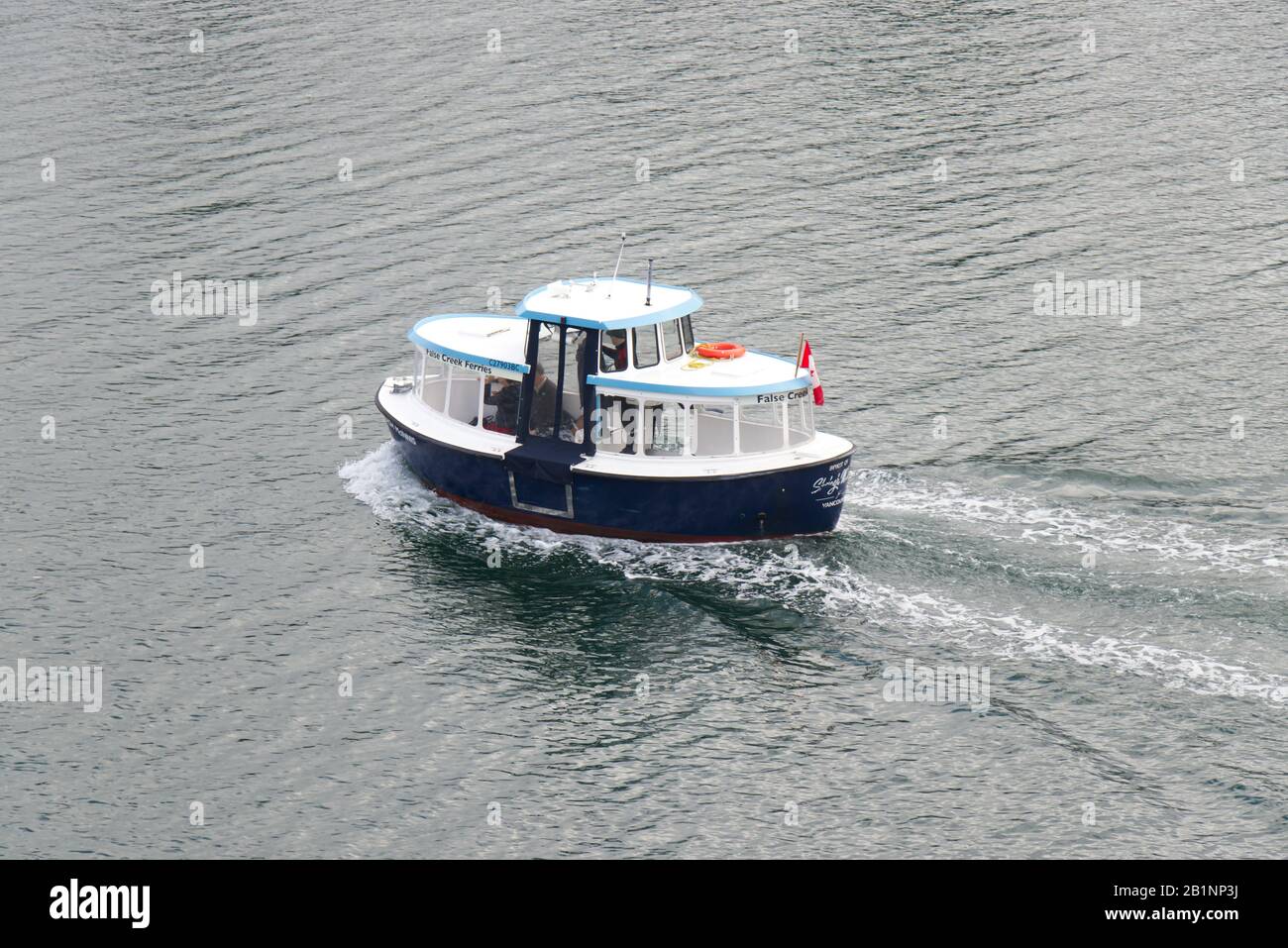 Vancouver, Kanada - 17. Februar 2020: FALSE Creek Ferry bedient den False Creek und die Umgebung im Stadtzentrum von Vancouver Stockfoto