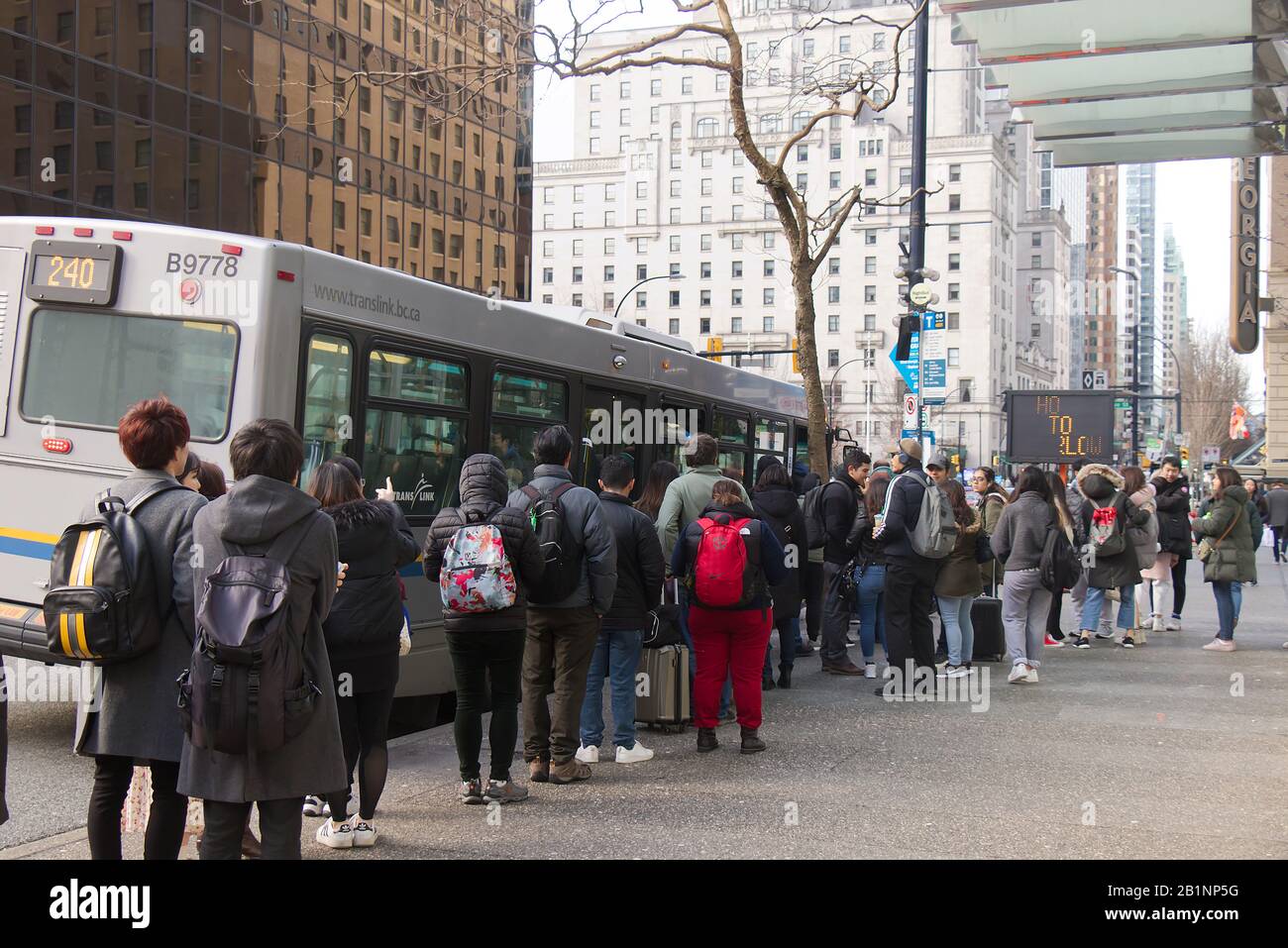 Vancouver, Kanada - 17. Februar 2020: Menschen, die an Bord eines Translink-Busses in der West Georgia Street im Stadtzentrum von Vancouver sind Stockfoto