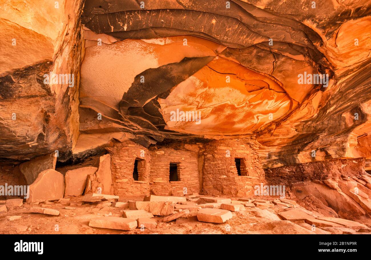 Falldachruine im Road Canyon, Puebloan Cliff auf Cedar Mesa, Bears Ears National Monument, Utah, USA Stockfoto