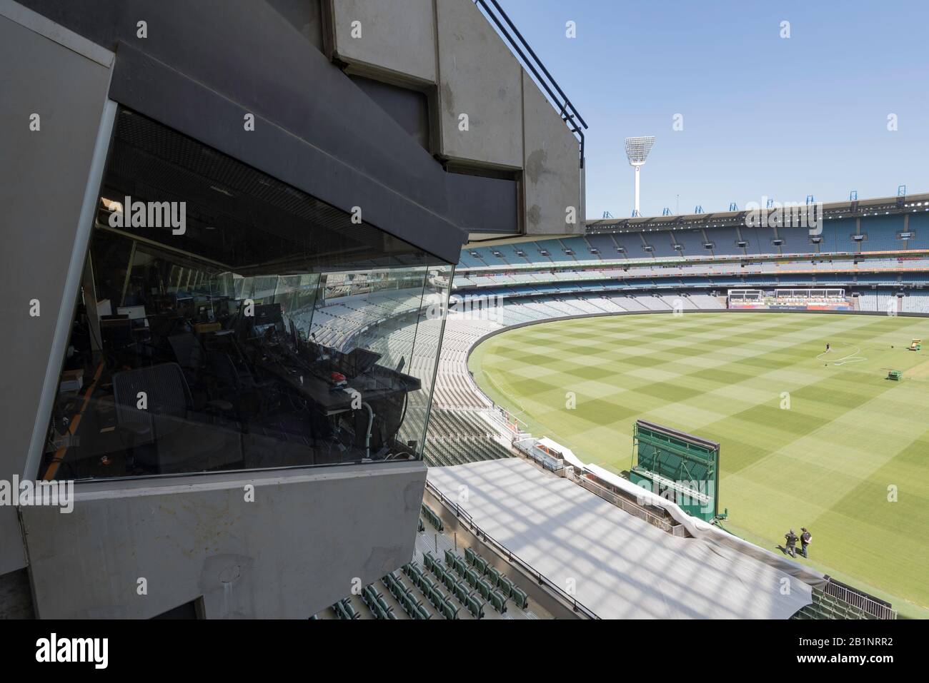 Das ABC-Funksportkommentar sendete im Melbourne Cricket Ground (MCG), wobei der Platz für ein Cricket-Testspiel vorbereitet wurde Stockfoto