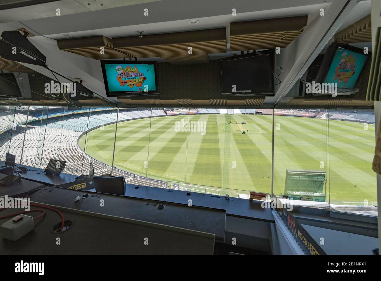 Der Blick des Kommentators von innen auf eine der TV- und Radio-Sportkommentar-Sendeboxen auf dem Melbourne Cricket Ground (MCG) in Australien Stockfoto