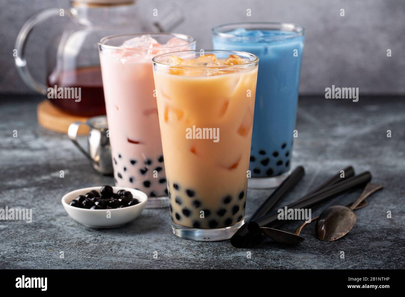 Verschiedene Milchblasentee in hohen Gläsern Stockfoto