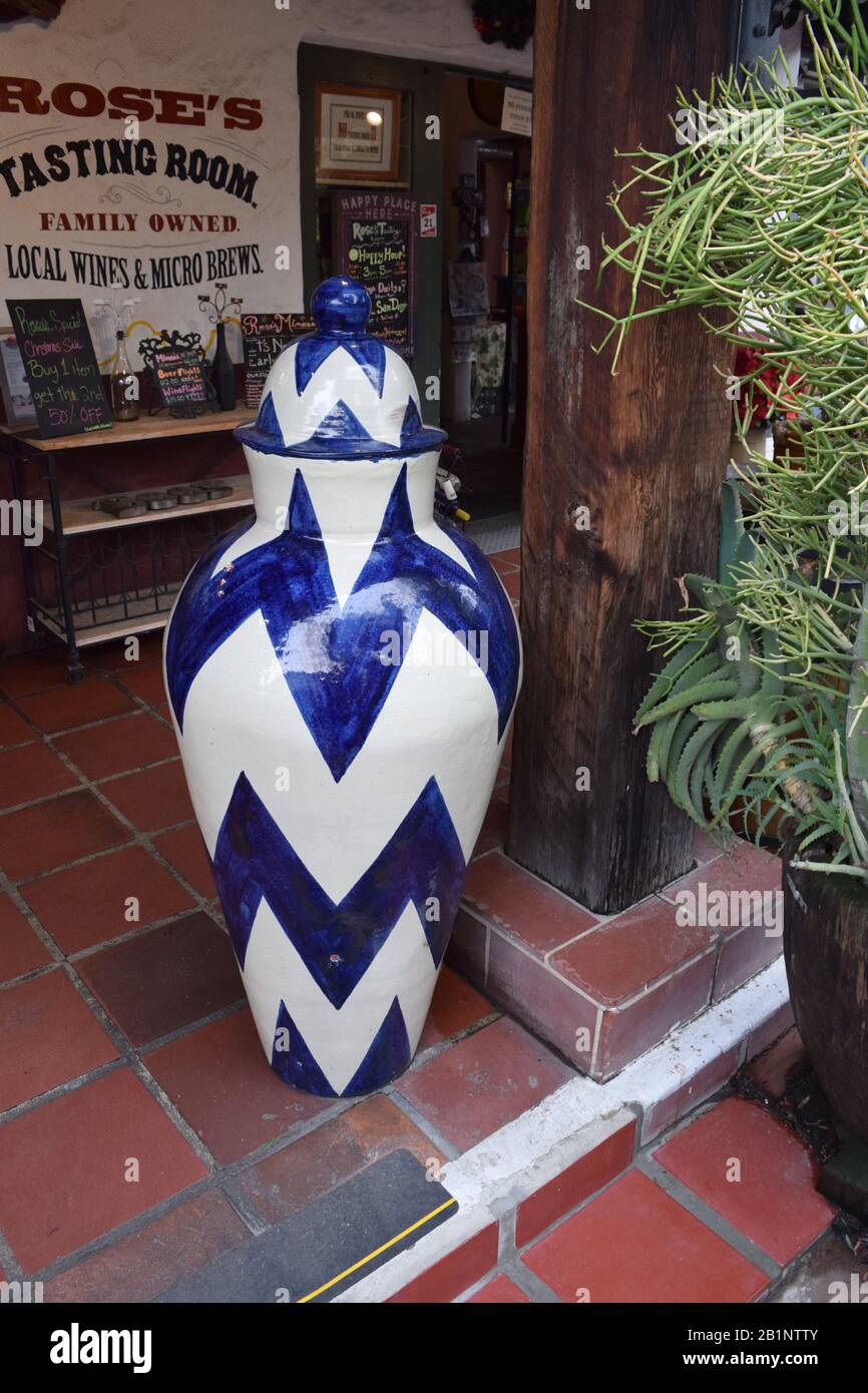 Blau-weiß glasierte Vase in Der Altstadt von San Diego. Stockfoto