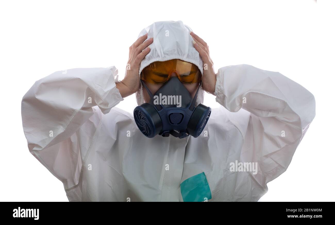 Frau fühlt sich in einer chemischen Schutzkleidung und einer Antigasmaske mit gelben Gläsern am weißen Hintergrund belastet, Wissenschaftlerin im Sicherheitsanzug, Safety V Stockfoto