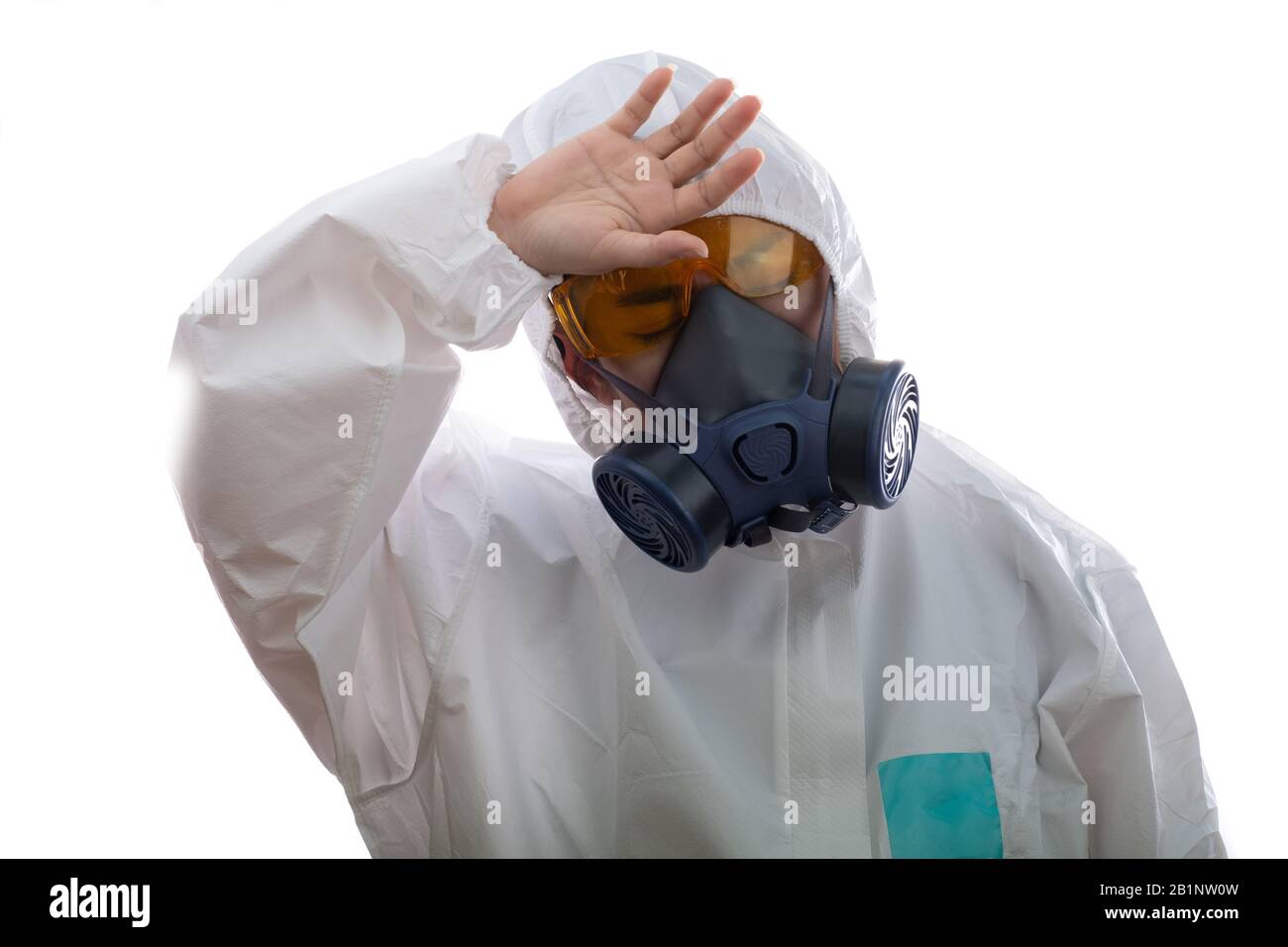 Frau fühlt sich müde in einer chemischen Schutzkleidung und Gasmaske mit gelben Gläsern am weißen Hintergrund, Wissenschaftlerin im Sicherheitsanzug, Safety VI Stockfoto