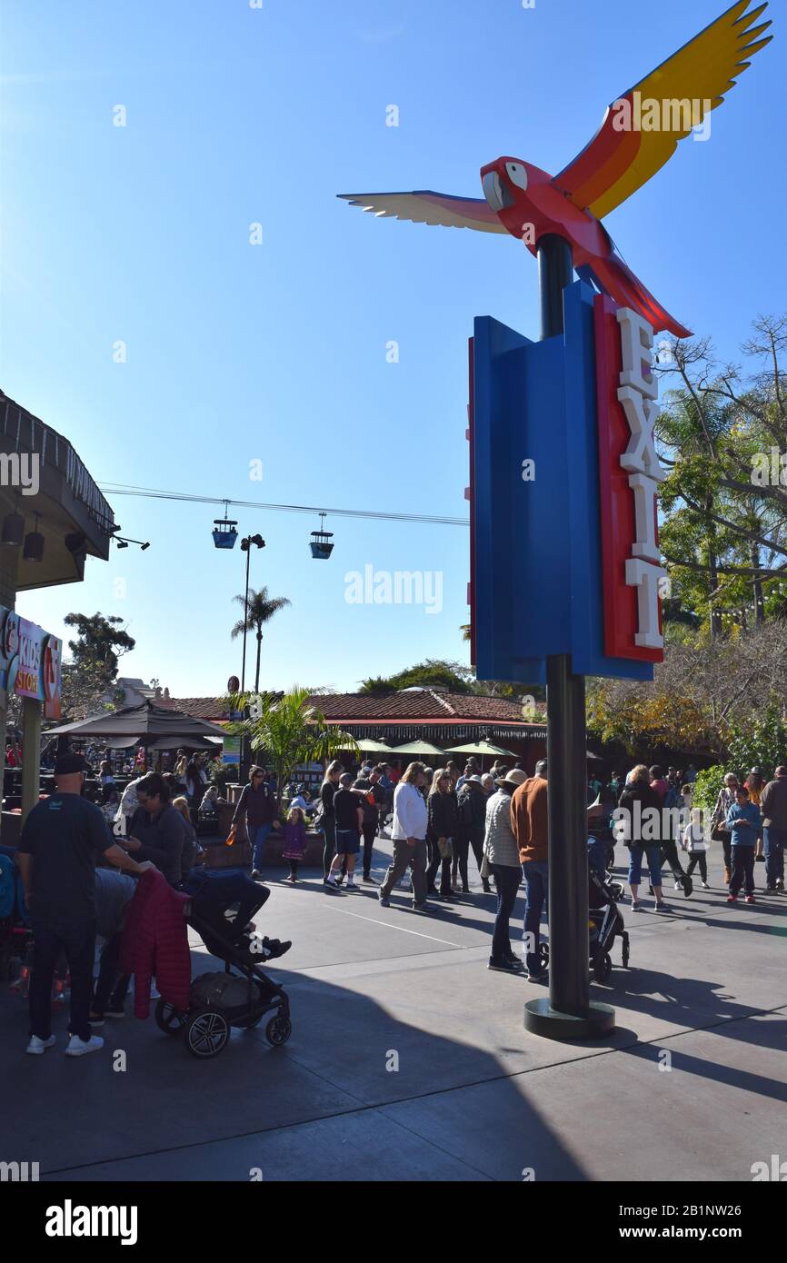 Wegweiser mit großer Ara-Skulptur im San Diego Zoo. Stockfoto