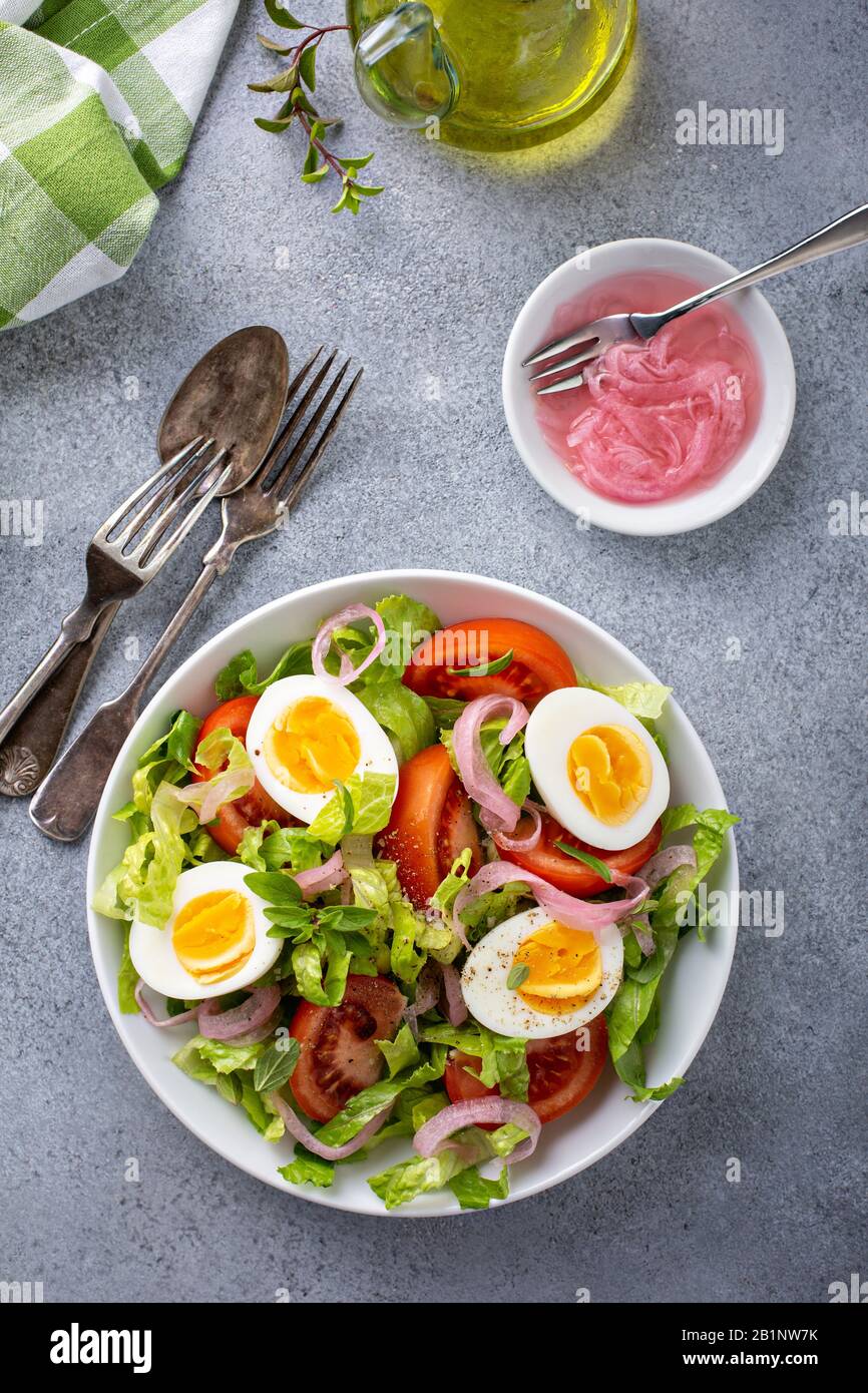 Frühlingssalat mit gekochten Eiern Stockfoto